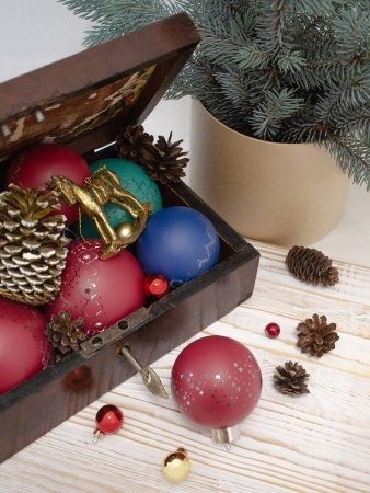 Елочный шар Stars с лентой, 10 см, зеленый